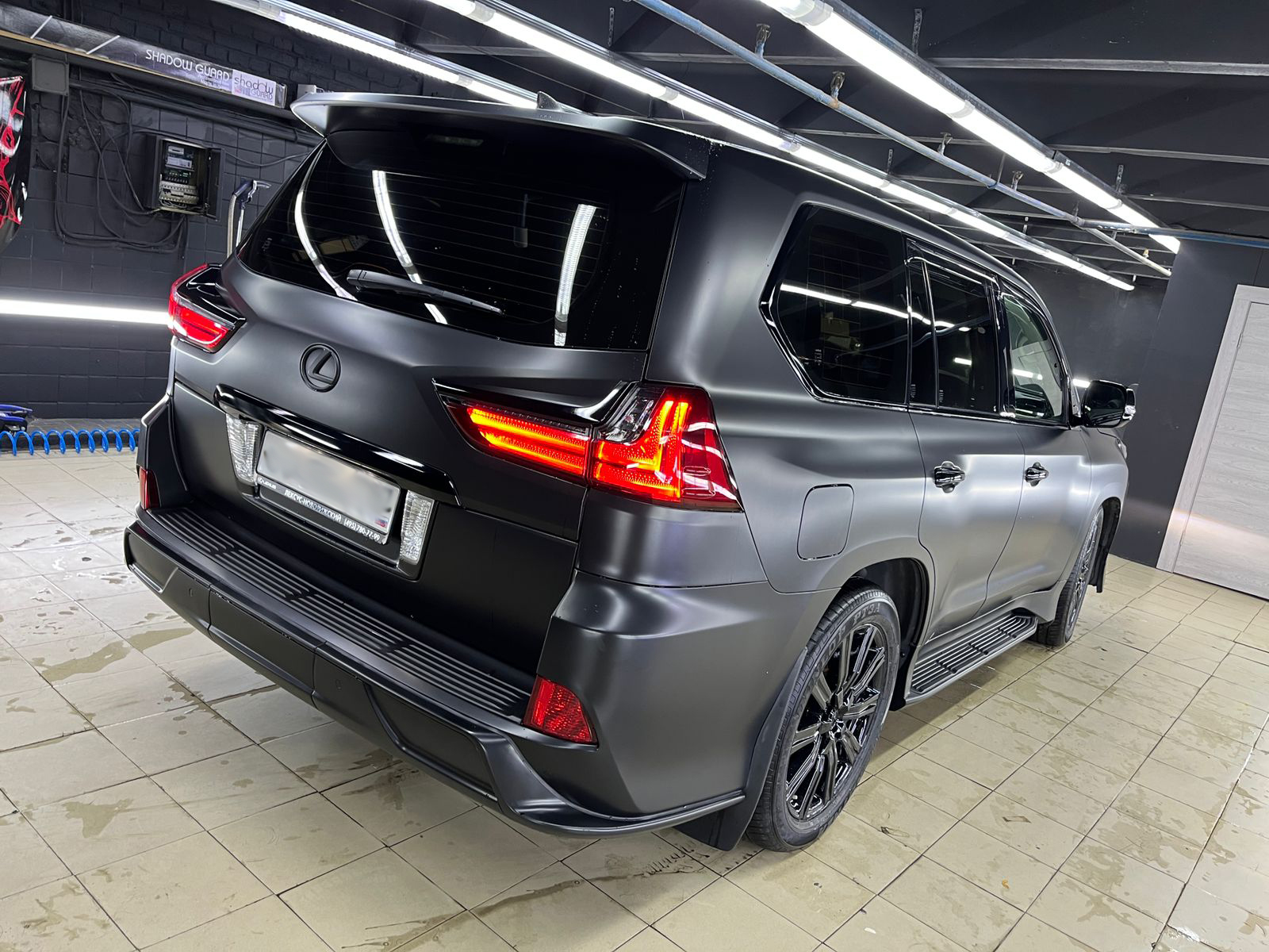 Lexus LX 570 - матовая пленка, обвесы, диски, тонировка