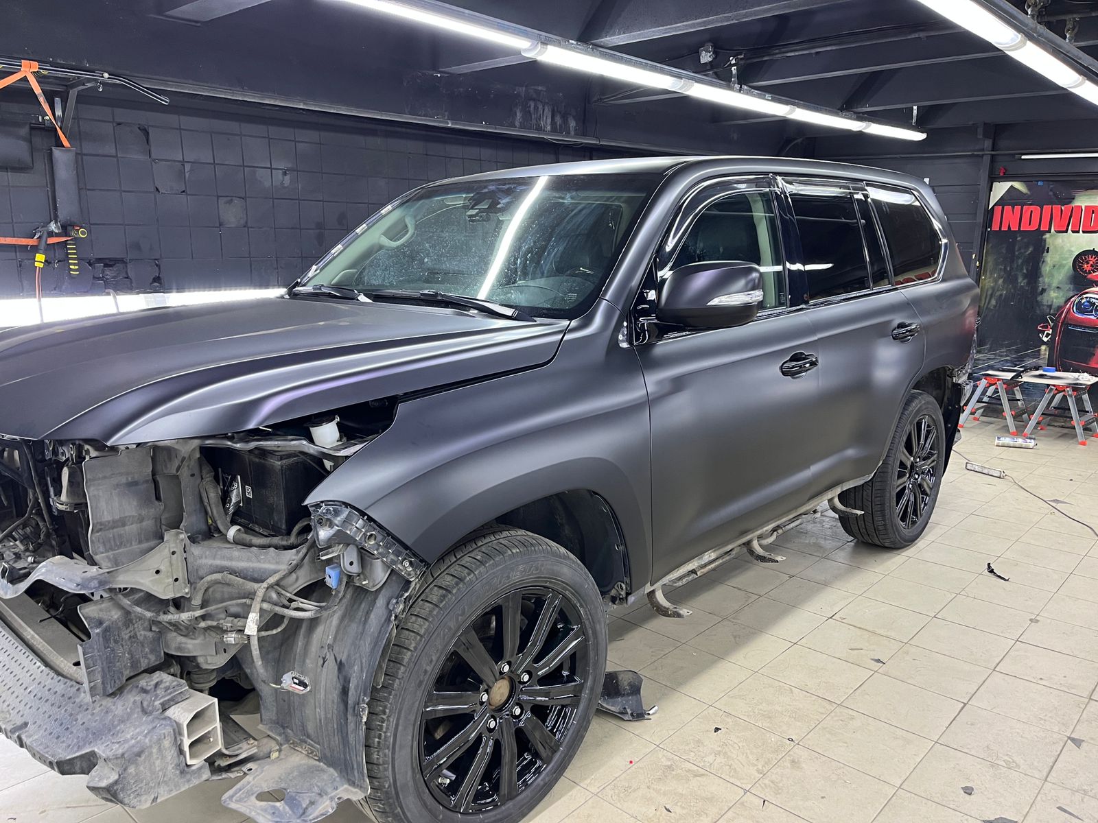 Lexus LX 570 - матовая пленка, обвесы, диски, тонировка